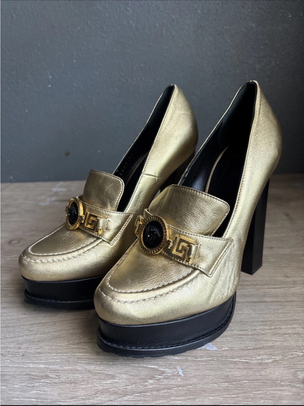 versace gold medusa lesther heels sz 37